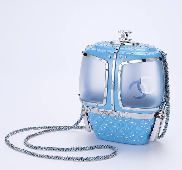 Chanel雪地系列缆车包 超级限量亚克力盒子包 独家重磅出货 给炎热夏日降降温就不得不拿出Chanel香奈儿缆车造型包 老佛爷的Zui后一季 年的雪地系列 脑