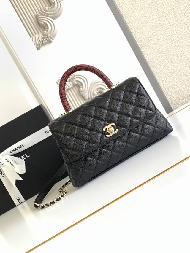 92990车边皮里 内里配小羊皮 口盖手提包 Cocohandle经典款几乎是王炸现在推出了 更加软萌可爱种草了！！！手腕球纹，枣红蜥蜴纹，配小球纹牛皮 淡金扣