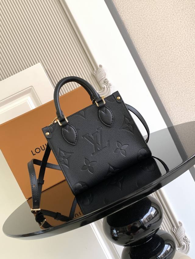 特级 动态芯片 本款 手袋为 皮革压印 图案，以别致手柄固定件和包角的铆钉皮革袢彰显匠心细节。玲珑构型可收纳智能手机和短款钱夹，可拆卸并调节的肩带方便肩背 型号