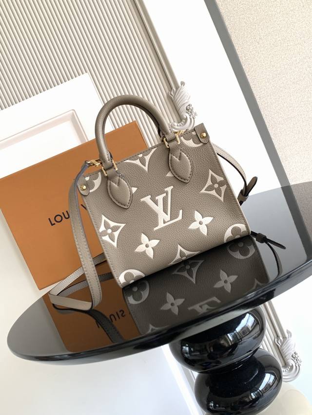 特级 动态芯片 本款 手袋为 皮革压印 图案，以别致手柄固定件和包角的铆钉皮革袢彰显匠心细节。玲珑构型可收纳智能手机和短款钱夹，可拆卸并调节的肩带方便肩背。 型