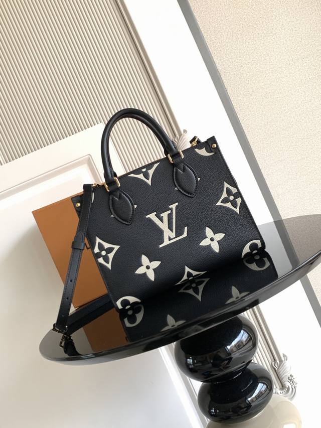 特级 动态芯片 本款 小号托特包向诞生于 年的 手袋汲取灵感，为 皮革融入 压纹，以稍小尺寸重绎原版 手袋。充裕空间可收纳迷你平板电脑，铰接式手柄和可 型号：