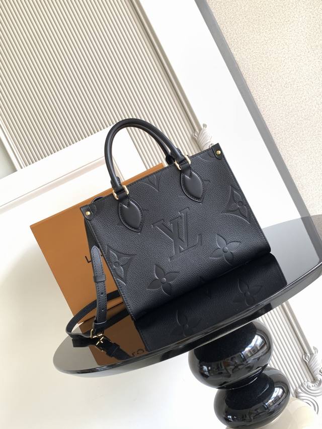 特级 动态芯片 本款 小号托特包向诞生于 年的 手袋汲取灵感，为 皮革融入 压纹，以稍小尺寸重绎原版 手袋。充裕空间可收纳迷你平板电脑，铰接式手柄和可 型号：