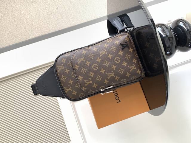 特级 163C01动态芯片 本款 单肩包取材 帆布，为正面外袋点缀路易威登巴黎标识皮革贴饰。可调节锦纶肩带可通过 形环固定于左右两侧，帆布肩带和内衬注入可持续理