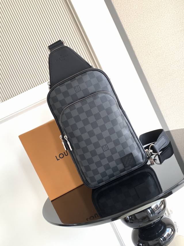 特级 163C01动态芯片 本款 单肩包取材 帆布，为正面外袋点缀路易威登巴黎标识皮革贴饰。可调节锦纶肩带可通过 形环固定于左右两侧，帆布肩带和内衬注入可持续理