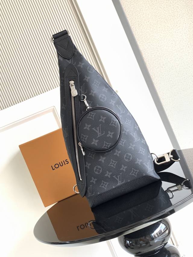 特级 动态芯片 本款 单肩包以柔软牛皮革塑造贴身构型，成就传统双肩包之外的实用之选。拉链侧袋可收纳智能手机，可拆卸收纳包方便取放物品，可调节提花织物肩带实现左右