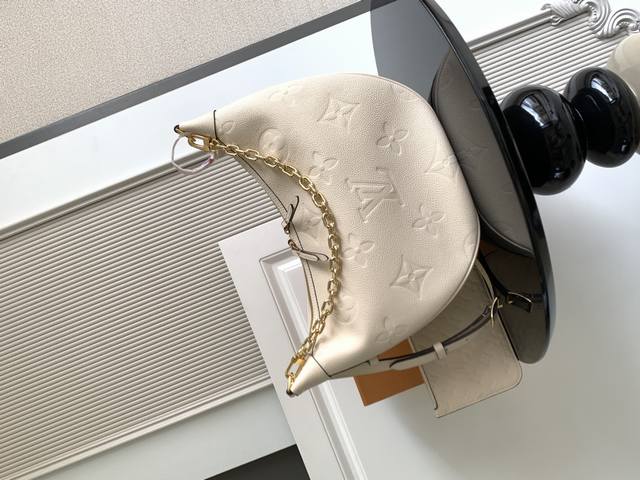 特级 动态芯片 本款 手袋选用柔软 皮革塑造贴合身形的潮流半月构型，以充裕空间成就都市出行佳选。可拆卸拉链内袋亦可单独使用，耀目链条和可拆卸肩带提供多种背携方式