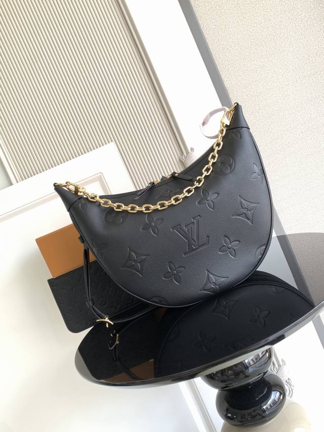 特级 动态芯片 本款 手袋选用柔软 皮革塑造贴合身形的潮流半月构型，以充裕空间成就都市出行佳选。可拆卸拉链内袋亦可单独使用，耀目链条和可拆卸肩带提供多种背携方式