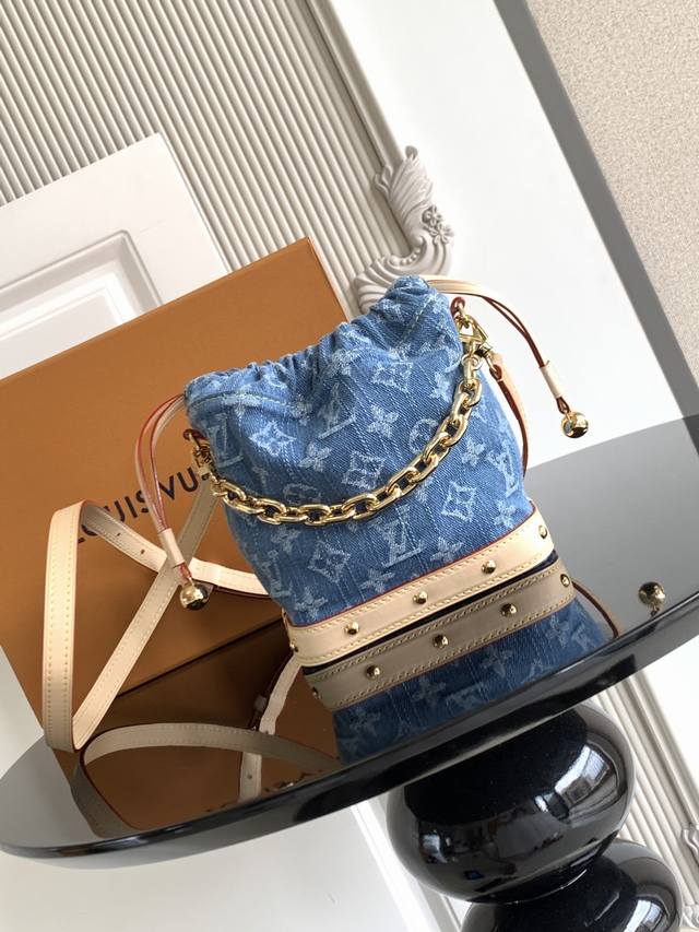 特级 动态芯片 本款 é 双肩包为棉布渲染潮流丹宁色调，再令经典 图案铺陈其上，与皮革饰边和耀目链条互为映衬。抽绳开合处的 铭纹装饰流露趣味格调，同时致意品牌悠