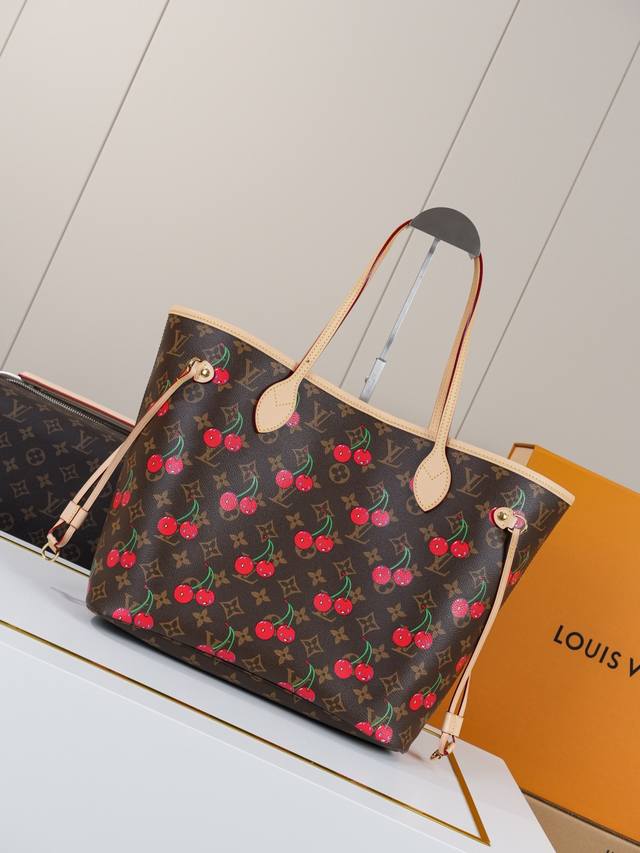 动态163C01芯片 M13263樱桃 顶级原单 独家背景实拍 本款 Neverfull 中号手袋以灵动笔触重绎路易威登 X 村上隆复刻系列的欢快元素，令甜美樱