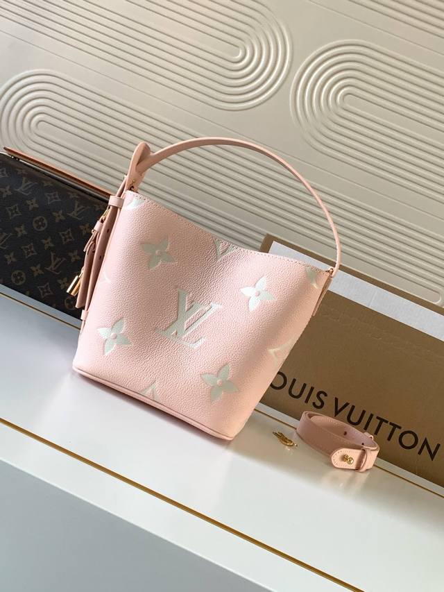 动态芯片 M14356 浅粉 顶级原单 独家背景实拍 本款 All In Bb 手袋为 Monogram 牛皮革搭配亮泽金属件,以标志性挂锁和名牌彰显经典格调。 动态芯片 M14356 浅粉 顶级原单 独家背景实拍 本款 All In Bb 手袋为 Monogram 牛皮革搭配亮泽金属件,以标志性挂锁和名牌彰显经典格调。