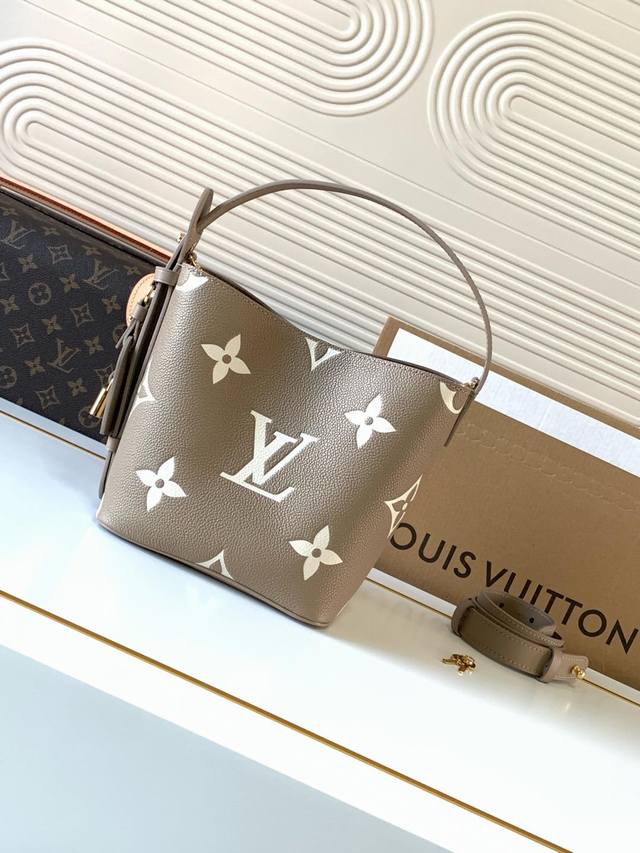 动态芯片 M13045 杏丝印 顶级原单 独家背景实拍 本款 All In Bb 手袋为 Monogram 牛皮革搭配亮泽金属件,以标志性挂锁和名牌彰显经典格调 动态芯片 M13045 杏丝印 顶级原单 独家背景实拍 本款 All In Bb 手袋为 Monogram 牛皮革搭配亮泽金属件,以标志性挂锁和名牌彰显经典格调