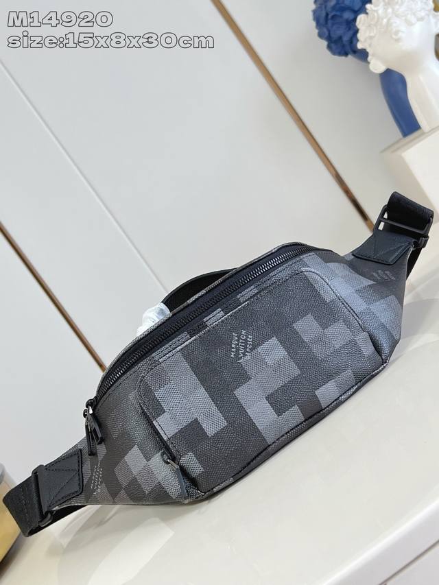 出厂价P 海外顶级原单 M14920 本款 Rush 腰包以 Damoflage Black 帆布呈现摩登潮流构型，并将像素化 Damier 图案铺陈其上，营造