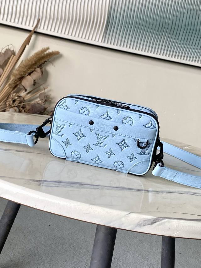 出厂价P 海外顶级原单 M14790 Nano Alpha 手袋为 Monogram Shadow 皮革含蓄压印 Monogram 图案，令紧凑构型展露儒雅风度