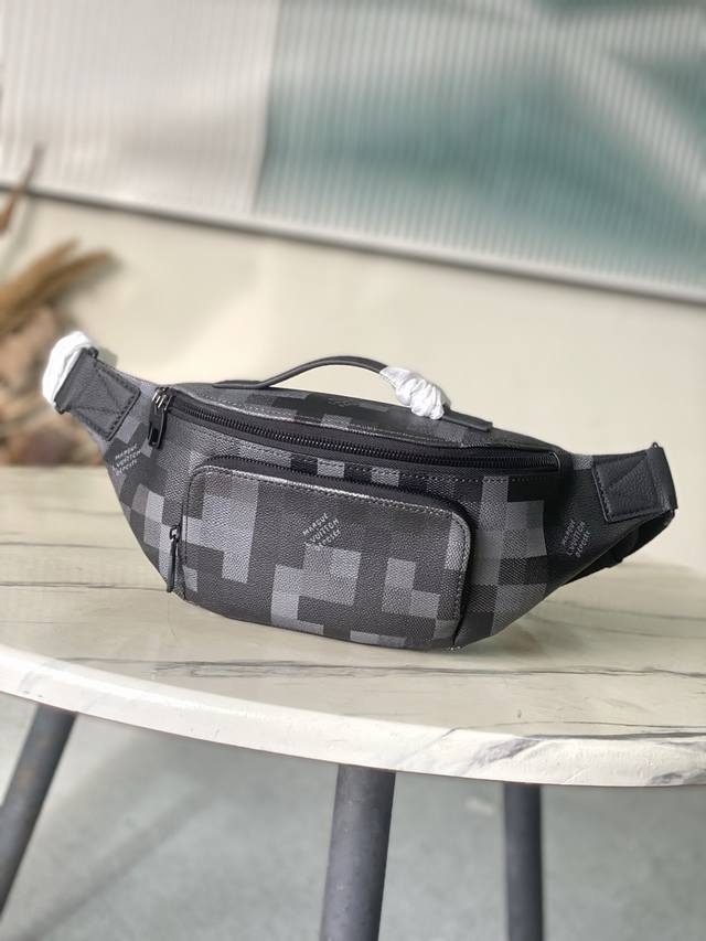 出厂价P 海外顶级原单 M14920 本款Rush腰包以Damoflage Black帆布呈现摩登潮流构型,并将像素化Damier图案铺陈其上,营造迷彩效果。可 出厂价P 海外顶级原单 M14920 本款Rush腰包以Damoflage Black帆布呈现摩登潮流构型,并将像素化Damier图案铺陈其上,营造迷彩效果。可