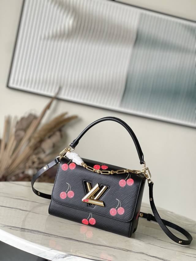 出厂价P 海外顶级原单 M14094 本款Twist中号手袋以纹理丰富的Epi粒面牛皮革映衬灵动鲜活的樱桃图案，彰显日本艺术家村上隆标志性的趣味笔触。金属链条和