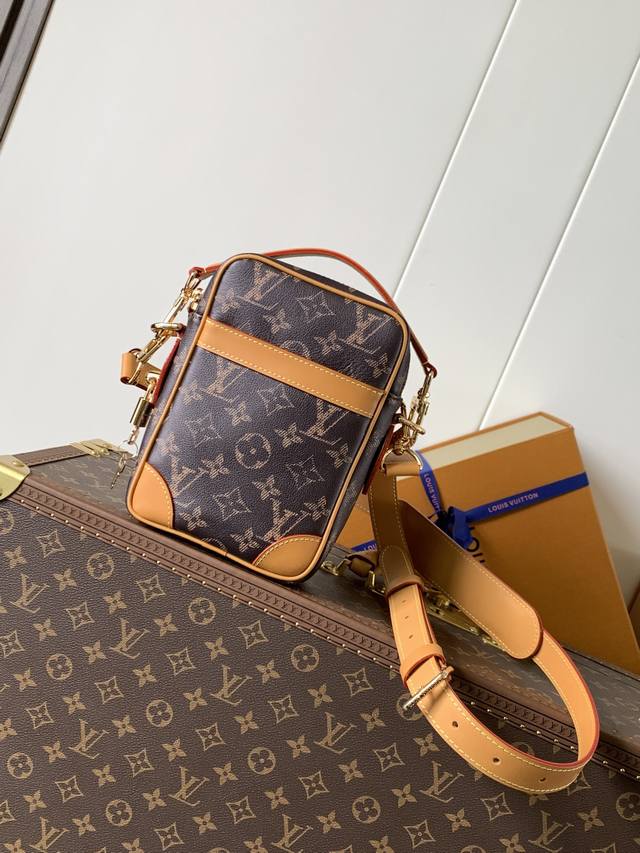 M14106全皮 顶级原单 变码芯片163C Danube 斜挎包采用牛皮革构型,让人联想起路易威登在 20 世纪 80 年代推出的款式,略微褪色的 Monog M14106全皮 顶级原单 变码芯片163C Danube 斜挎包采用牛皮革构型,让人联想起路易威登在 20 世纪 80 年代推出的款式,略微褪色的 Monog