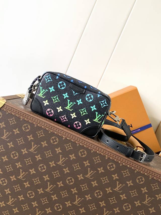 M13903黑彩 顶级原单 变码芯片163C TrocadéRo 迷你手袋采用 Monogram 帆布材质、复古牛皮革镶边及加固前包角,向路易威登的传奇历史致敬 M13903黑彩 顶级原单 变码芯片163C TrocadéRo 迷你手袋采用 Monogram 帆布材质、复古牛皮革镶边及加固前包角,向路易威登的传奇历史致敬