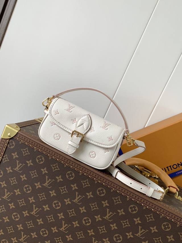 顶级原单，变码芯片 M13642 本款 Nano Diane 手袋以同色美学重绎经典 Monogram 图案，并为皮革包身融入耀目金属件与可拆卸肩带及手柄。紧凑