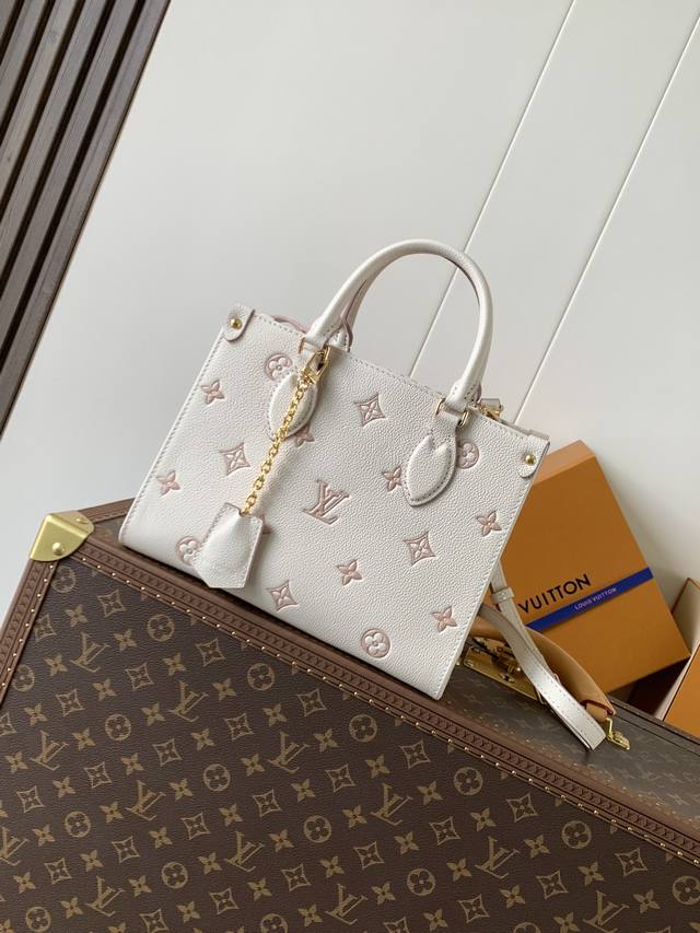 顶级原单，变码芯片M14403 本款 Onthego 小号手袋焕新品牌经典 Monogram Empreinte 皮革，以相同色调勾勒图案轮廓。可拆卸金属链条装