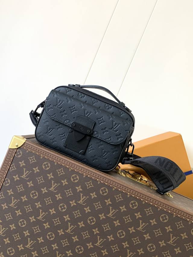 M58489黑压 顶级原单 变码芯片163C 本款 S Lock 邮差包由柔软 Taurillon 皮革制成，选用优雅的黑色色调，点缀品牌传统的 Monogra