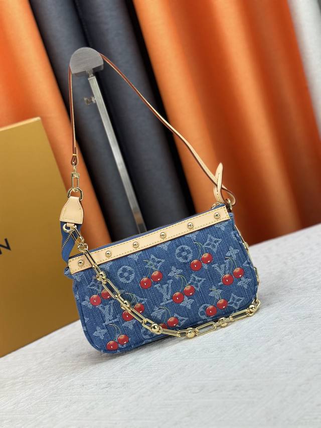 升级版 官方最新款 实物实拍 M13994牛仔樱桃Pochette Accessoires 手袋取材涂层帆布，以缤纷 Monogram 图案演绎路易威登 X 村