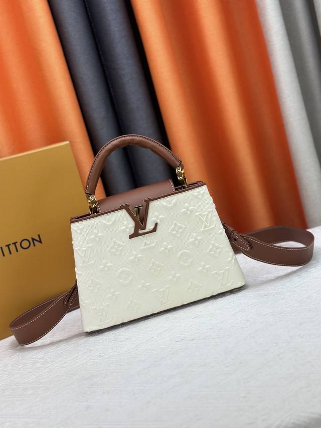 独家实拍 白色浮雕配色 M59939 M94519 Capucines手袋 本款 Capucines 迷你手袋展露细腻 Taurillon 皮革的微妙莹泽，点缀