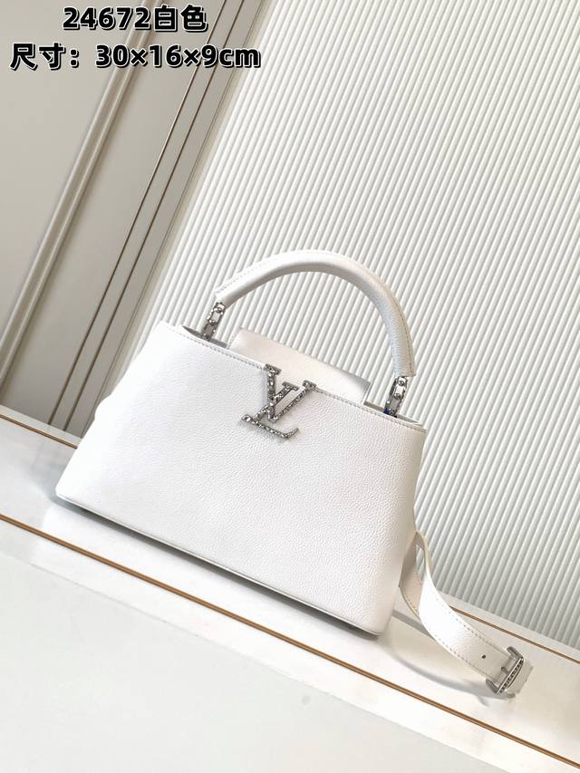 全钢五金 变码芯片 特级配全套包装 特级原厂皮M24672白色银扣中号本款Capucines East West中号手袋出自Ivcrush系列,以目锻纹Iv字母 全钢五金 变码芯片 特级配全套包装 特级原厂皮M24672白色银扣中号本款Capucines East West中号手袋出自Ivcrush系列,以目锻纹Iv字母