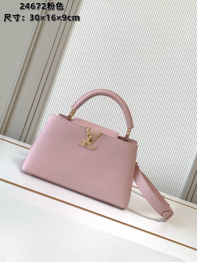 全钢五金 变码芯片 特级配全套包装 特级原厂皮M24672粉色金扣中号本款Capucines East West中号手袋出自Ivcrush系列，以目锻纹Iv字母