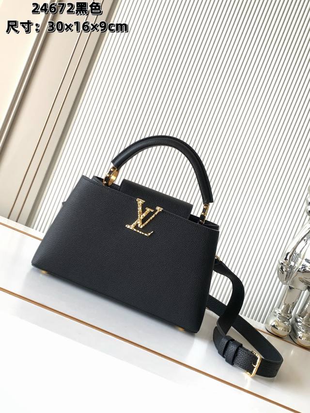 全钢五金 变码芯片 特级配全套包装 特级原厂皮M24672黑色金扣中号本款Capucines East West中号手袋出自Ivcrush系列，以目锻纹Iv字母