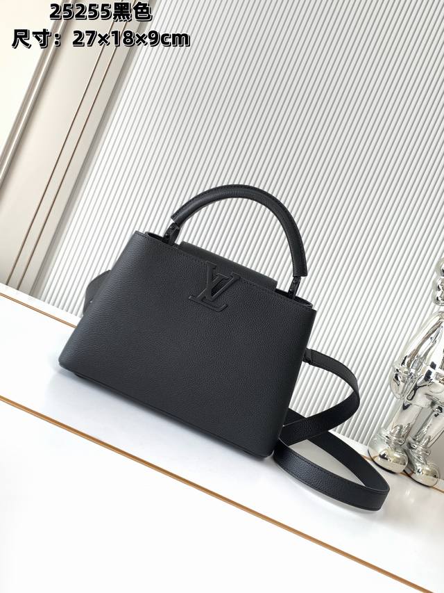 全钢五金 变码芯片 特级配全套包装 M25255黑色小号 特级原厂皮本款Capucines中号手袋采用横向构型，为品牌经典设计带来新锐解读。华美牛皮革和金属件流