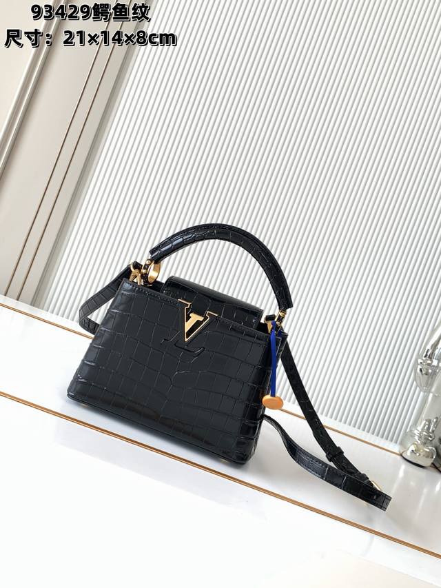 全钢五金 变码芯片 特级配全套包装 特级精品原厂皮M22003 N93429黑色亮面鳄鱼纹金扣] 本款Capucines迷你手袋由鳄鱼纹皮革打造而成，质感华贵。