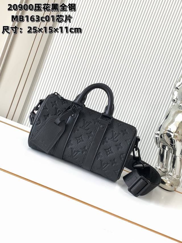全钢五金 Mb163C01变码芯片 特级配全套包装 款号M20900压花黑 Keepall 系列的迷你版本再现新意。Taurillon Monogram 牛皮革
