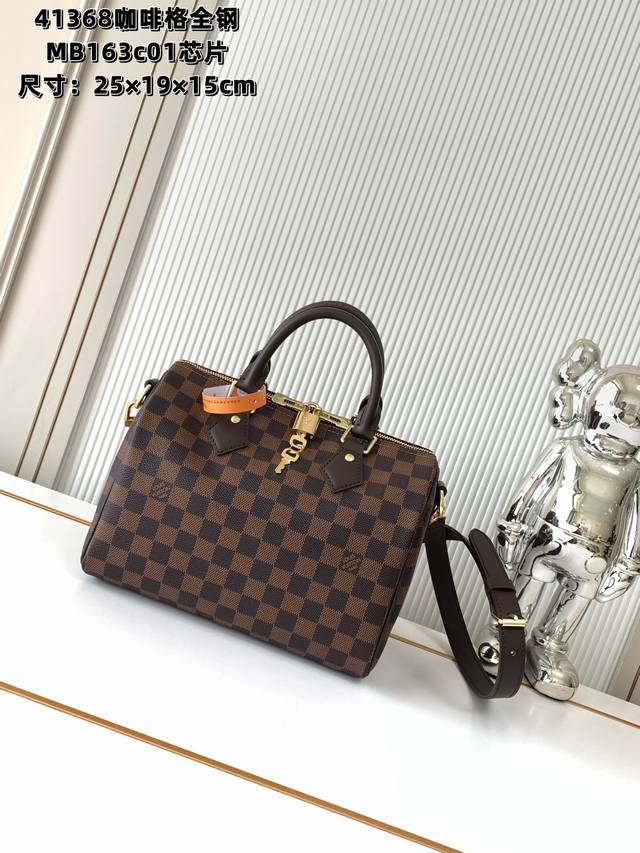 全钢五金 Mb163C01变码芯片 特级配全套包装 款号M41368咖啡格 作为经典设计的代表作，Speedy 25 手袋无论是斜背，还是肩背或手提，都尽显十足