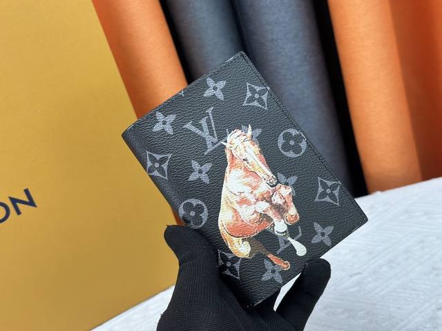 顶级原版 实物拍摄 自家背景 M64502护照夹 时尚出行的绝佳伴侣。质感奢华的粒纹小牛皮内衬，内部多隔层构造，风格经典的旅行配饰。将此款优雅的护照套变为可爱的