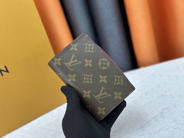 M60235 压花颜色 黑色 红色尺寸 13.5*9.5*3.5 Lv 专柜最新款火爆登场！做工精致， 媲美专柜！多功能小钱包，内隔丰富，超级实用