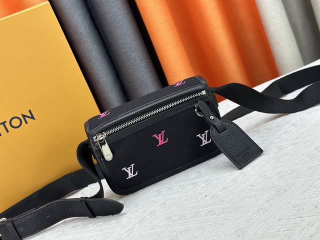 升级原版 M13963 M12599 M12637 最新款 Bosphore 迷你手袋得名于品牌 2000 年代的复古 Bosphore 系列，以简洁线条和紧凑