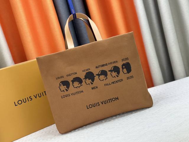 M24457 M87698 土黄色 本款 Shopper 中号手袋自路易威登购物袋汲取灵感，于柔软牛皮革抒写 Louis Vuitton 和 Maison Fo