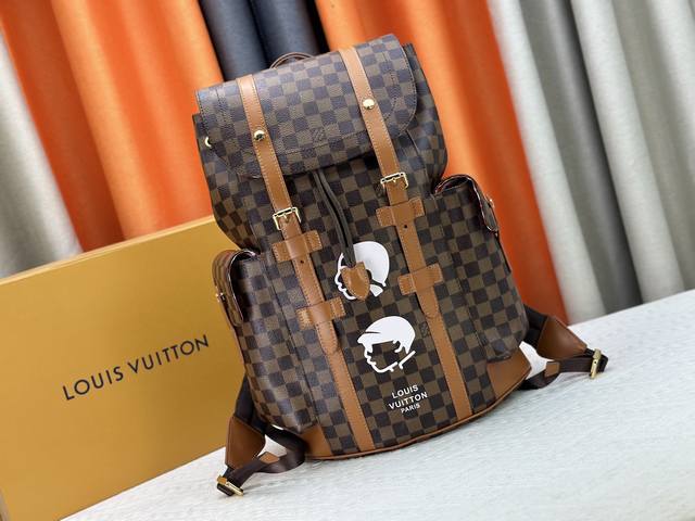 N40769 M41379多功能Christopher 双肩包以 Monogram 帆布演绎出了徒步旅行包的粗犷而朴实的精神。 其款式别致，工作和娱乐使用两相皆