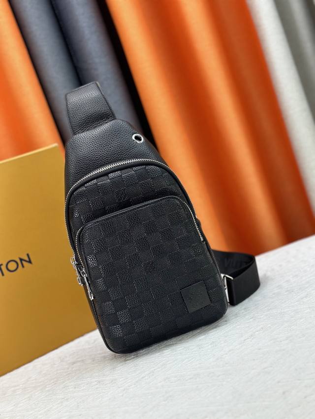 最新款式 Lv 男士胸包火爆出货 实物拍照无添加任何效果 原版进口头层牛皮皮质手感柔软舒适贴心设计耳机线钻孔，采用专用五金.原版里布资深裁缝独特休闲高档风格型号