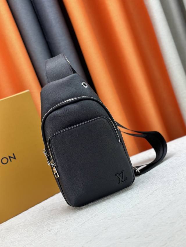 最新款式 Lv 男士胸包火爆出货 实物拍照无添加任何效果 原版进口头层牛皮贴心设计耳机线钻孔，采用专用五金.原版里布资深裁缝独特休闲高档风格型号：1047，M4