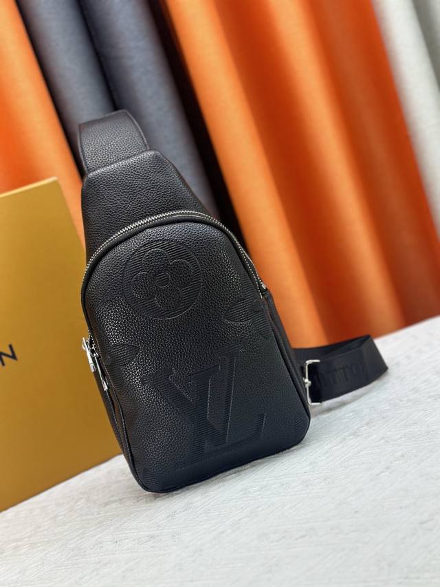 最新款式 Lv 男士胸包火爆出货 实物拍照无添加任何效果 原版进口头层牛皮皮质手感柔软舒适贴心设计耳机线钻孔，采用专用五金.原版里布资深裁缝独特休闲高档风格型号