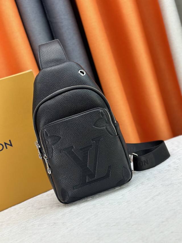 最新款式 Lv 男士胸包火爆出货 实物拍照无添加任何效果 原版进口头层牛皮皮质手感柔软舒适贴心设计耳机线钻孔，采用专用五金.原版里布资深裁缝独特休闲高档风格型号