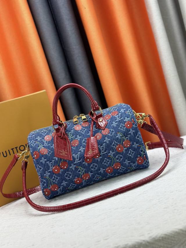 N87627 M13344 M40391 牛仔蓝樱桃 13527 13085本款 Speedy Soft 30 手袋依托路易威登精湛漂白工艺，于棉布表面描摹诞生