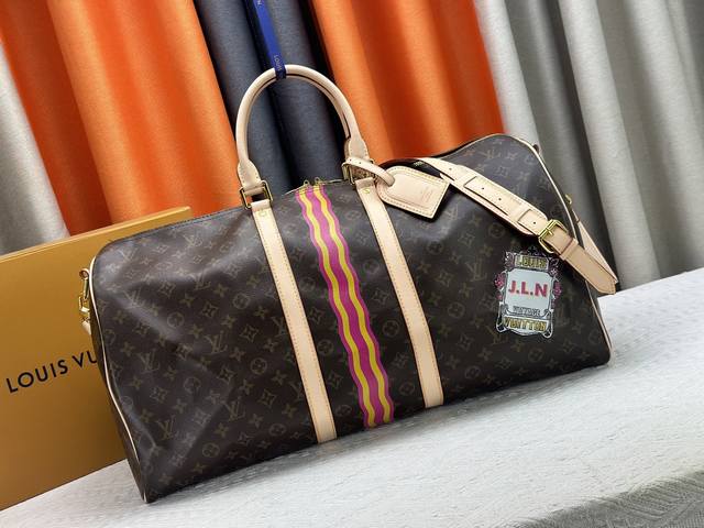 升级原版 M41414 M40569 M45604 M40605 Keepall 55旅行袋，由全新标志性黑灰Monogram Eclipse帆布裁制而成。自1