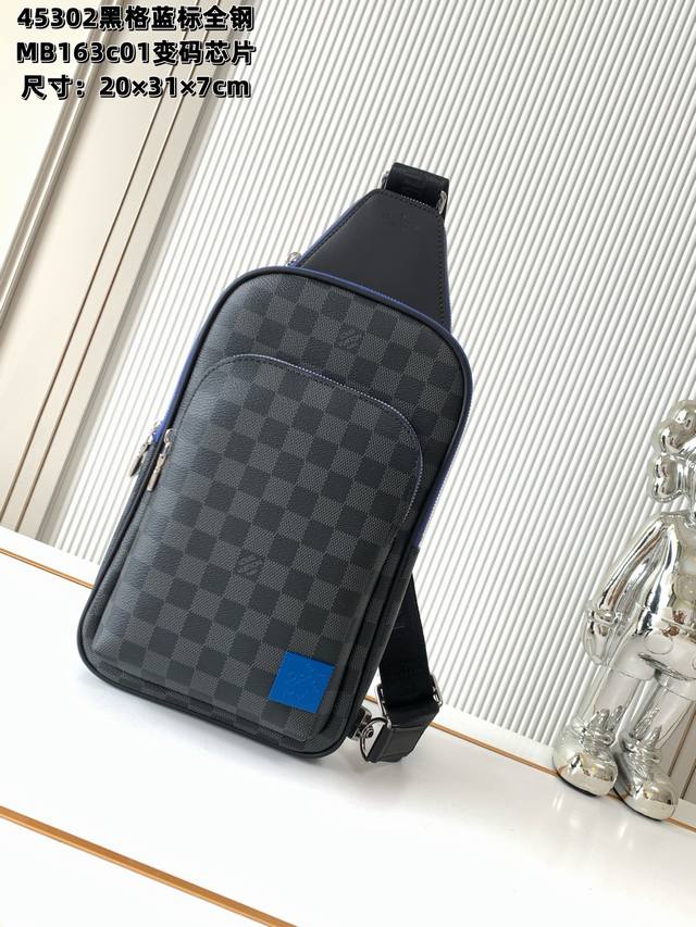 全钢五金 Mb163C01变码芯片 特级配全套包装 款号M45302黑格蓝标 本款 Avenue 单肩包取材 Damier Graphite 帆布，为正面外袋点