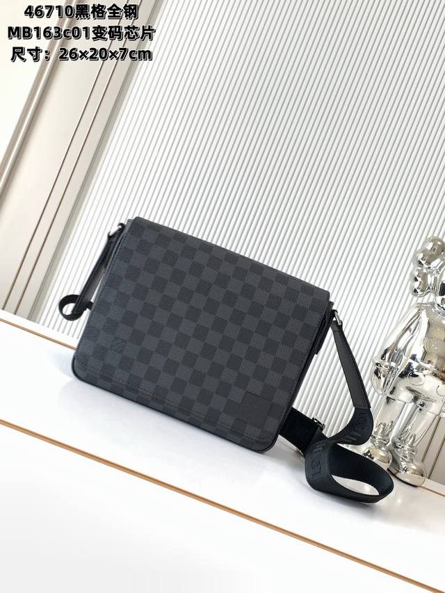 全钢五金 Mb163C01变码芯片 特级配全套包装 款号M46710黑格 本款 District 小号邮差包采用深染 Taga 皮革，搭配拉链后袋，以方正构型和