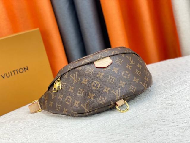 M43644顶级原单Bumbag 腰包由经典Monogram帆布裁制而成,饰有“Louis Vuitton Paris”皮质贴牌,此款腰包可为运动造型增添纯正的 M43644顶级原单Bumbag 腰包由经典Monogram帆布裁制而成,饰有“Louis Vuitton Paris”皮质贴牌,此款腰包可为运动造型增添纯正的