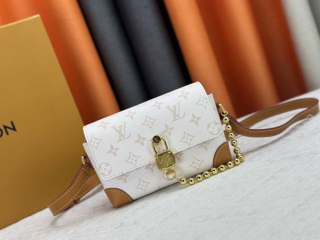 升级原版 M14738 本款Steamer迷你手袋取材Monogram帆布，搭配做旧牛皮革饰边和耀目金属件。崭新方形锁扣回Pharrell Williams的标