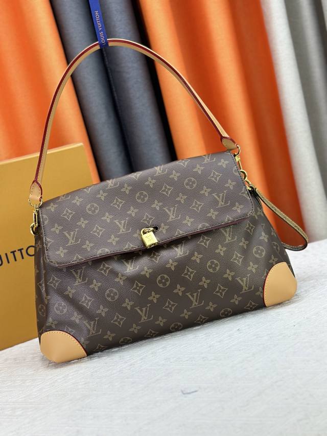 M14473 Hide Away 手袋取材 Monogram 涂层帆布，将利落线条与品牌传统元素融为一体，打造工作休闲两相宜的优良之选。金属挂锁和 Toron