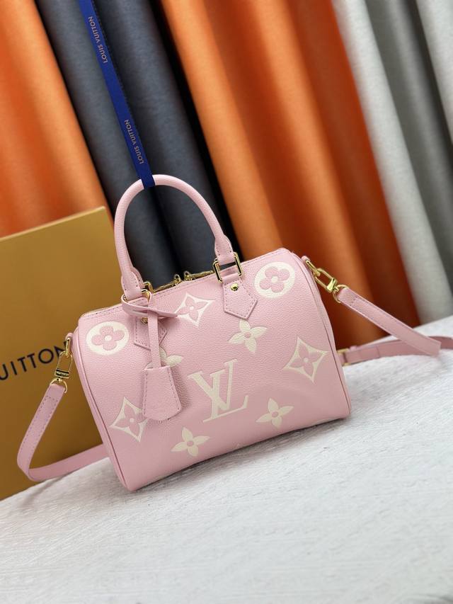 M14226 M58953 M40390本款Speedy 25手袋选用品牌经典 Monogram Empreinte 皮革裁出摩登紧凑构型，并以柔美色调烘托耀目